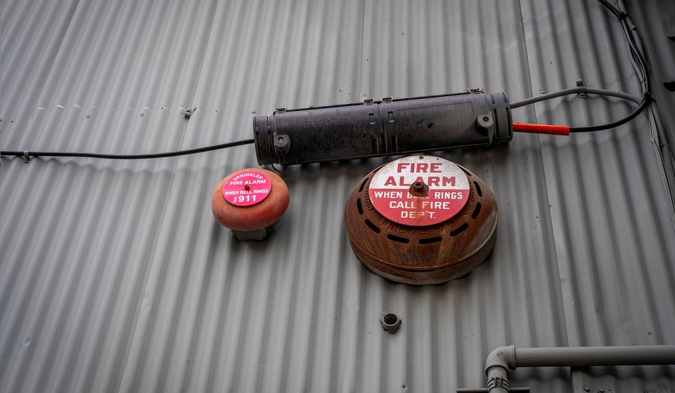 Brandalarm en signalering op een industriele gevel