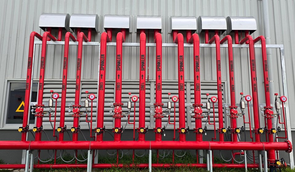 Sprinklerleidingen en afsluiters bij een bedrijfsgebouw
